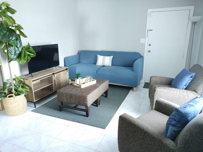 Foto del edificio - 5830 Camellia Dr