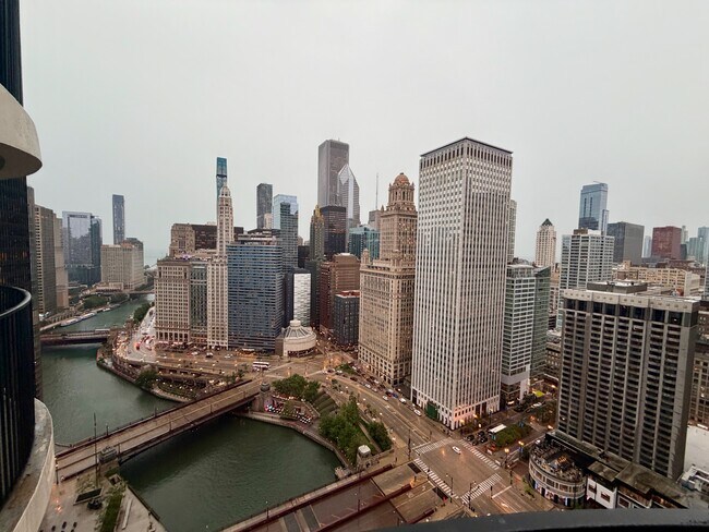 Foto del edificio - 300 N State St