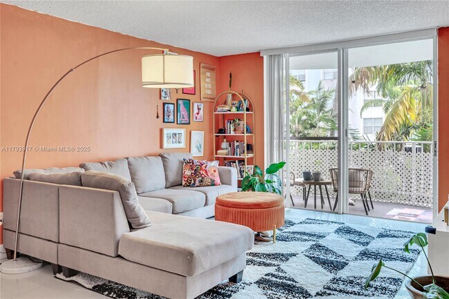 Foto del edificio - 488 NW 165th St