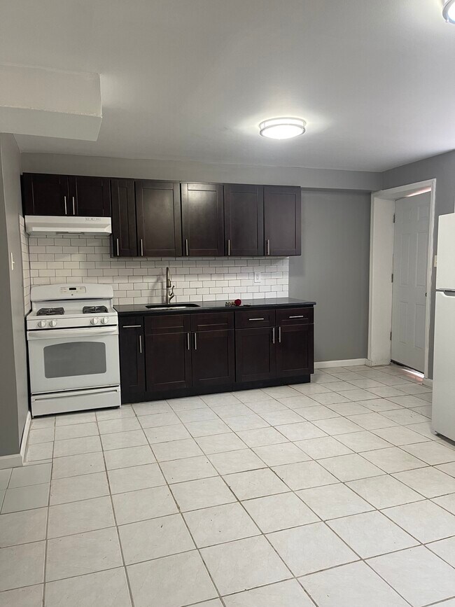 Building Photo - 30 Goldenrod Ave
