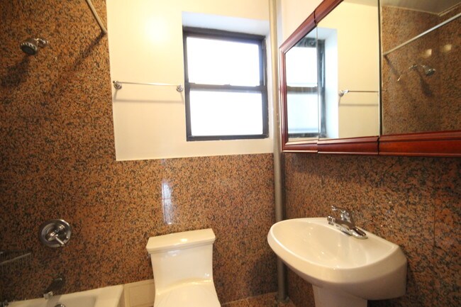 Foto del edificio - 112 E 97th St