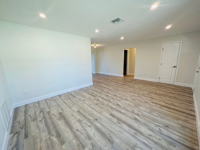 Foto del edificio - 2 Bedroom/2 Bathroom Home, Fenced Yard, Pe...