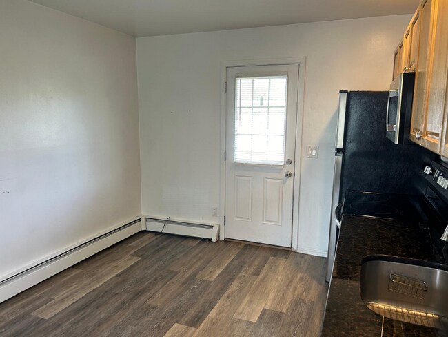 Building Photo - 647 Shore Dr