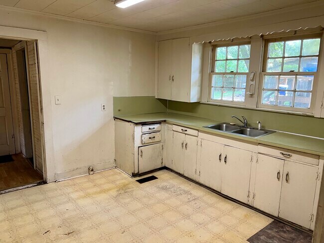 Kitchen - 226 Morrison St