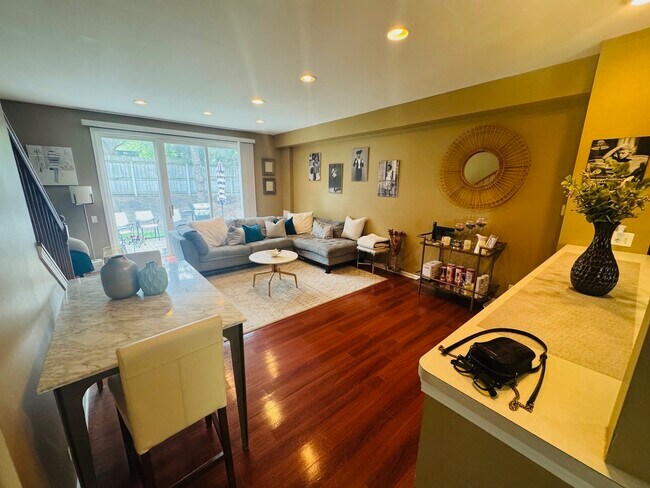 Foto del edificio - 2536 Carrolwood Rd