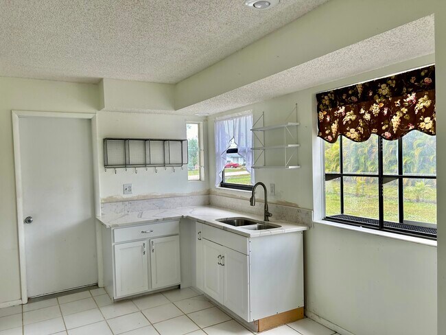 Foto del edificio - 9149 Shaddock Rd E