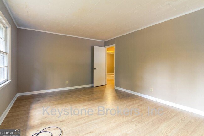 Building Photo - 2028 Bayswater Rd