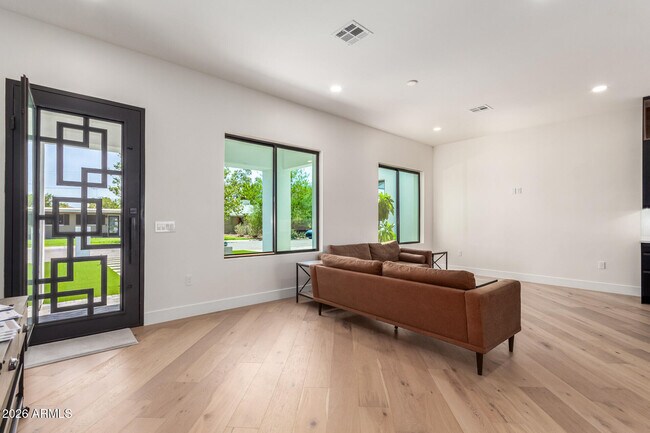 Foto del edificio - 3014 E Avalon Dr