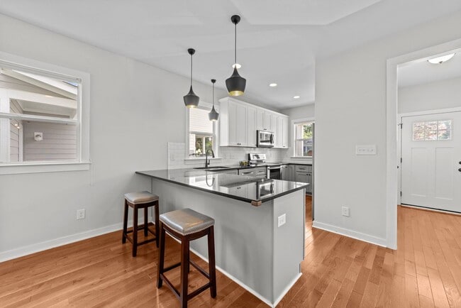 Building Photo - Modern 3 Bedroom home inside Downtown Raleigh, Fenced-in Backyard, Updated Kitchen, Pet Friendly!