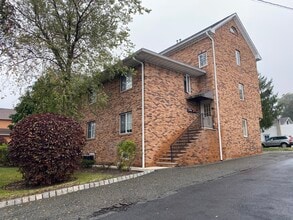 Building - 156 Roseland Ave