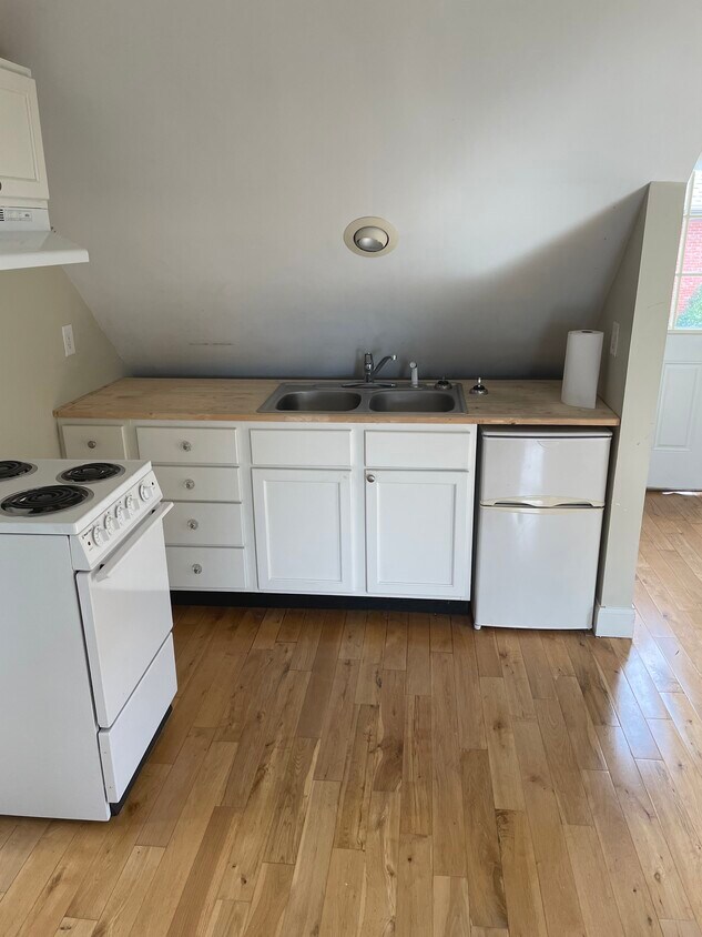 One bedroom apartment - 7502 Snow Hill Rd