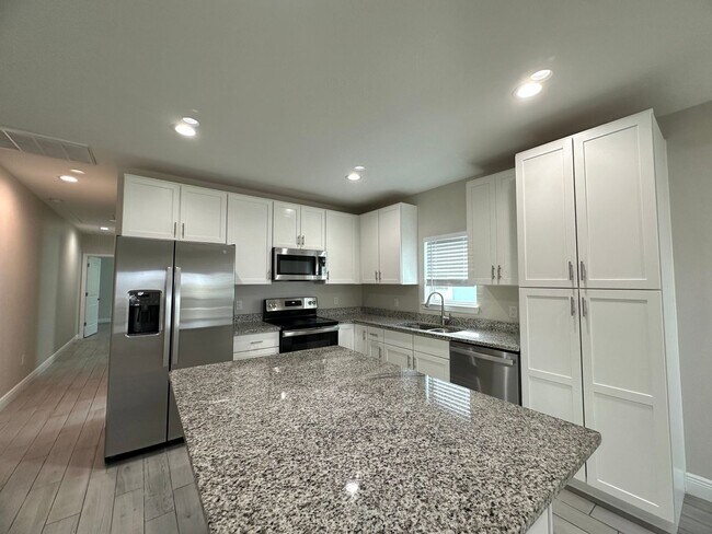 Building Photo - 621 E Virginia Ave