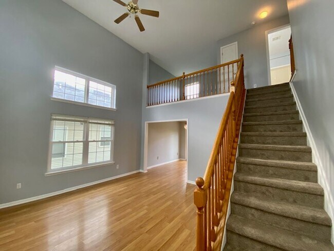 Building Photo - Stunning 3 Bedroom 2.5 Bathroom Home in La...