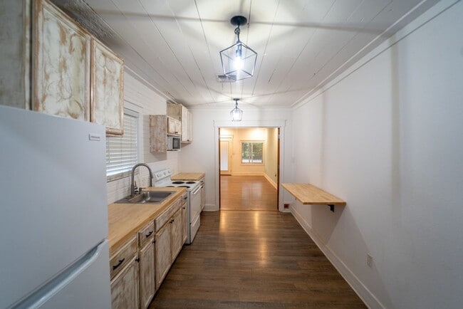 Foto del edificio - Available Now Near Downtown!