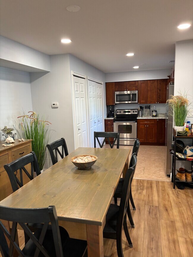 Building Photo - 204 Springmeadow Dr