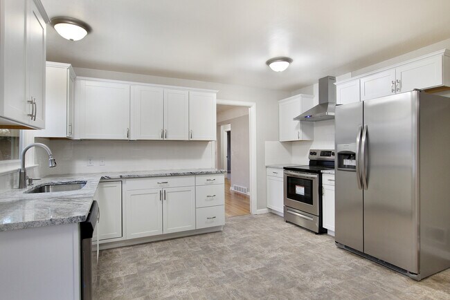 Building Photo - 2607 W 12th Street Rd