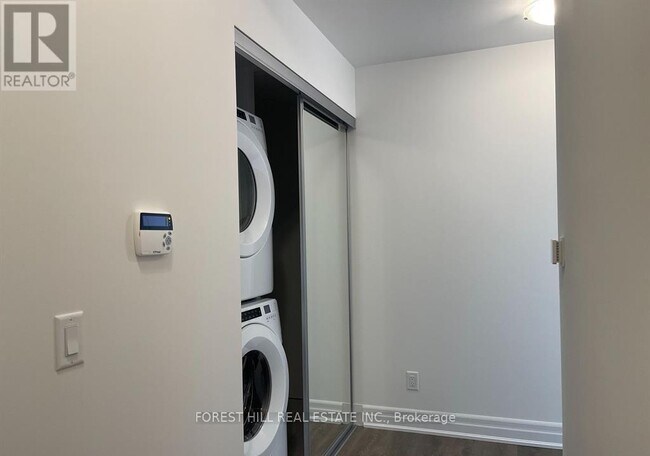 Photo du bâtiment - 30 Elm Dr W