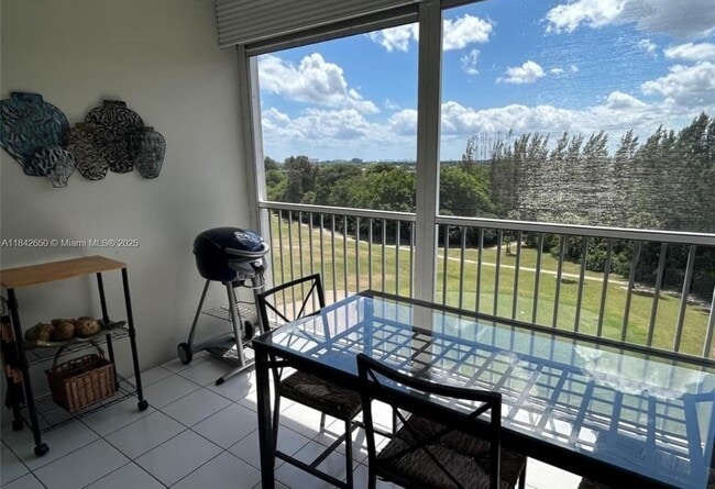 Building Photo - 3150 N Palm Aire Dr
