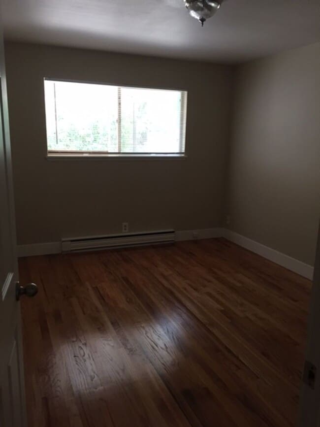 Building Photo - Ballard-Fremont Duplex: Comfortable Living...
