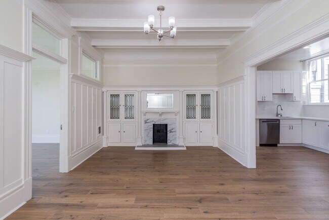 Building Photo - Fully Remodeled, Top Floor 3/2 Full Floor Flat W/ Bonus Room! In-Unit W/D!