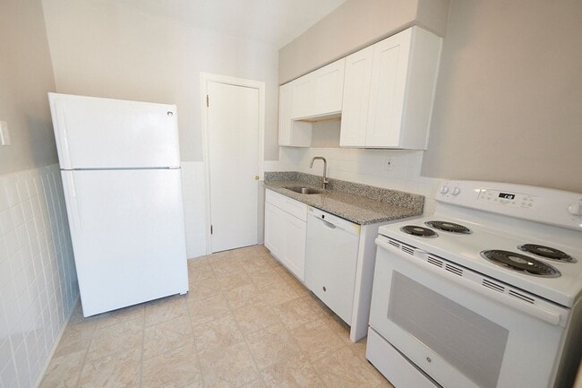 Building Photo - 5823 Lindenwood Ave