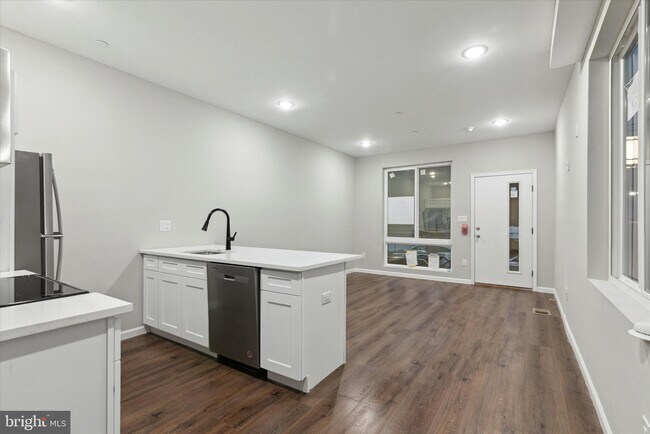 Building Photo - 1230 N Marshall Street Unit 1F