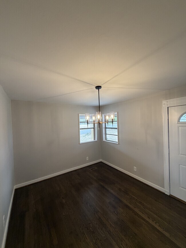 Foto del edificio - 853 Shades Crest Rd