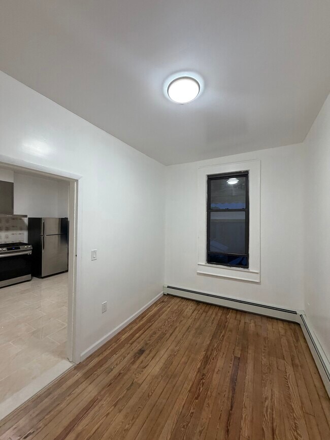 Foto del edificio - 5512 Roosevelt Ave