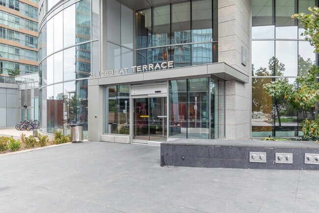 Building Photo - 83 Fort York Blvd