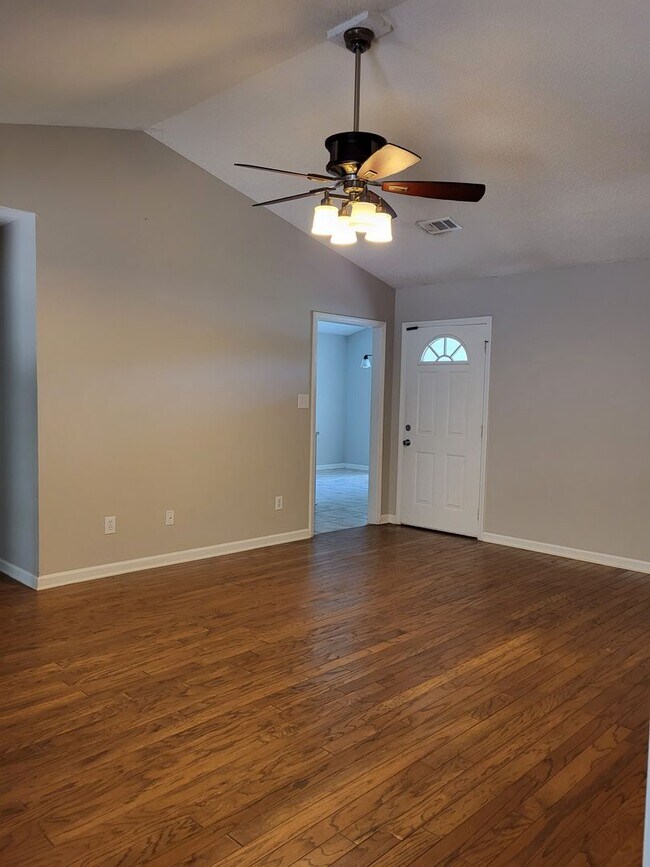 Foto del edificio - 3 bedroom home in Denver