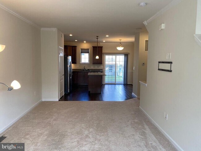 Building Photo - 205 Tree Line Dr