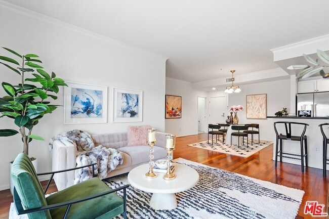 Building Photo - 906 Serrano Ave