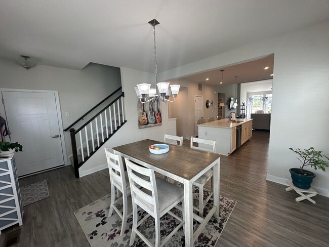 Building Photo - Townhouse in Sunset Glen