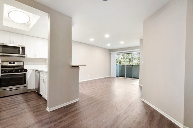 Building Photo - Laurel Canyon, 4500