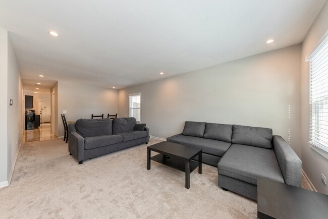 Building Photo - 856 E Capri Dr