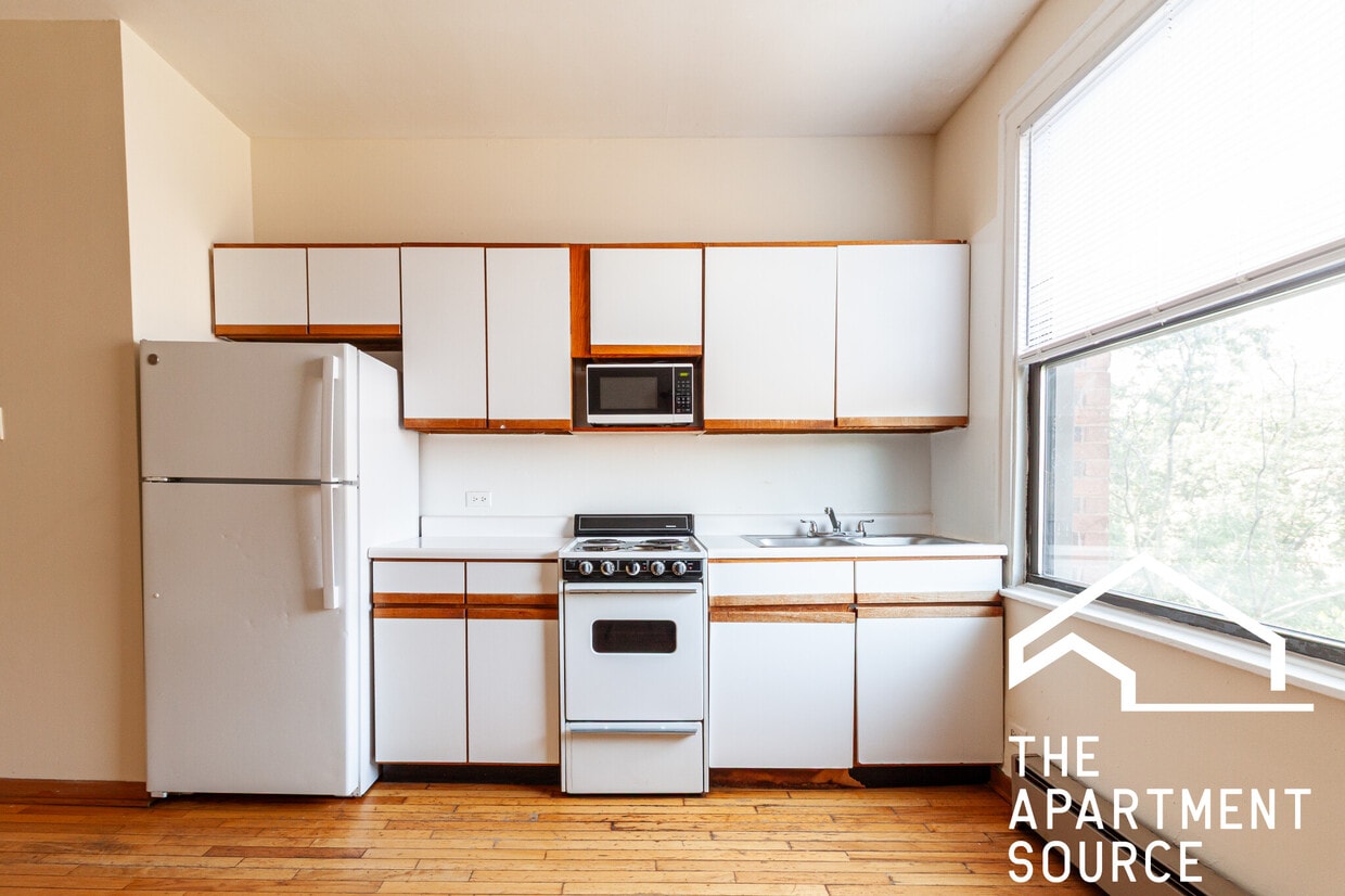 Primary Photo - 634 W Barry Ave