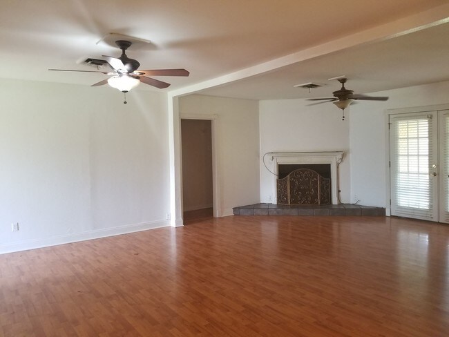 Foto del edificio - 1740 Bayou Dr