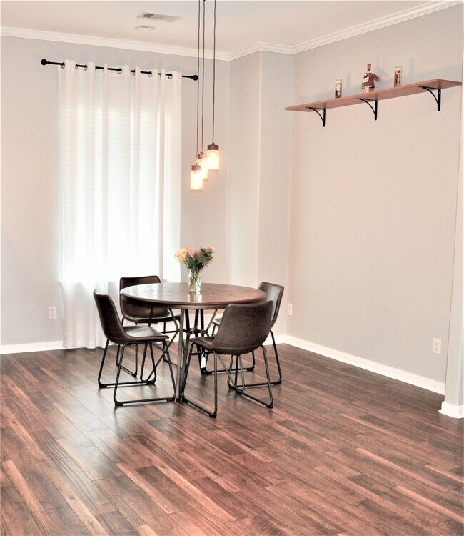 Foto del edificio - 9010 Laverne Park Ln