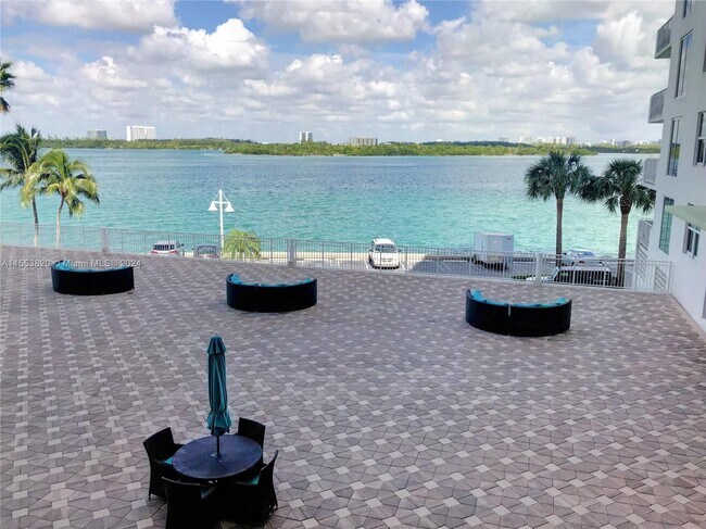 Foto del edificio - 10350 W Bay Harbor Dr