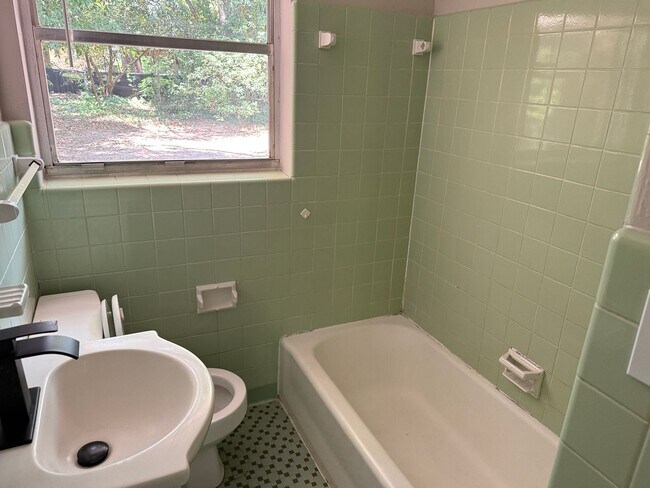 Building Photo - Intown Duplex