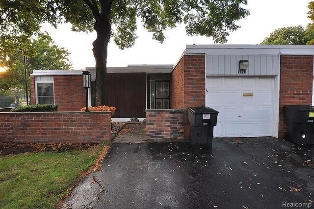 Primary Photo - 2101 Bryanston Crescent St