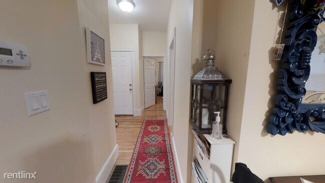 Building Photo - 3 br, 1 bath Apartment - 24 White St 2 Unit 2