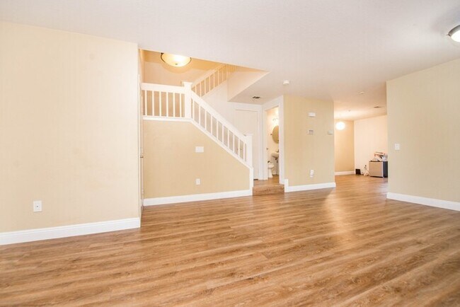 Foto del edificio - Beautiful Townhouse in the desirable Anaheim Packing District!