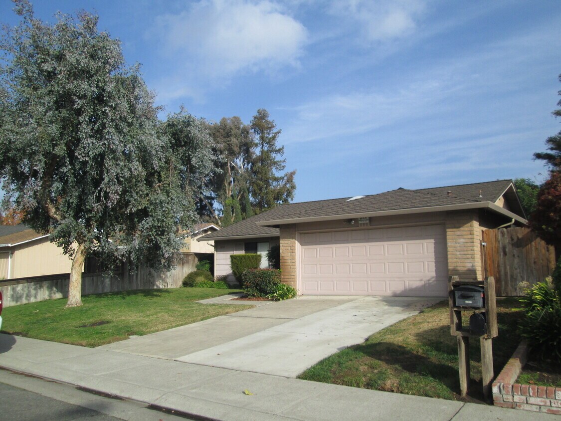 Primary Photo - 4040 Five Mile Dr