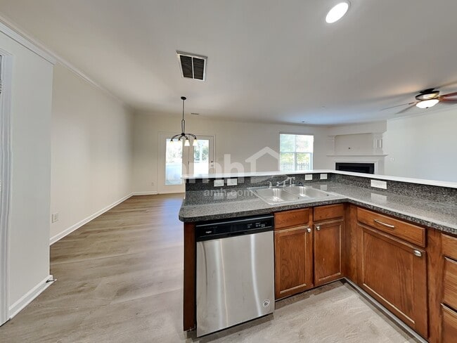 Foto del edificio - 6102 Lighted Way Ln