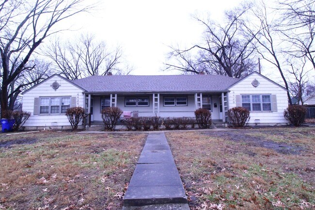 Foto del edificio - January FREE On This Updated 1 Bedroom 1 Bath Duplex in Olathe Kansas
