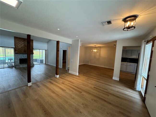 Building Photo - 107 S Deerwood Ave
