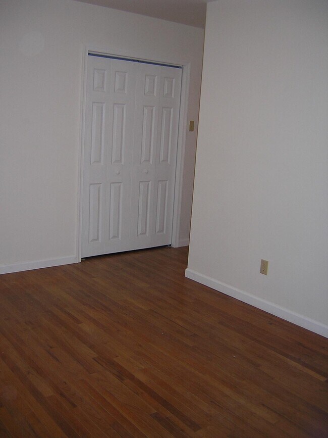 bedroom 2 - 105 Briarwood Dr