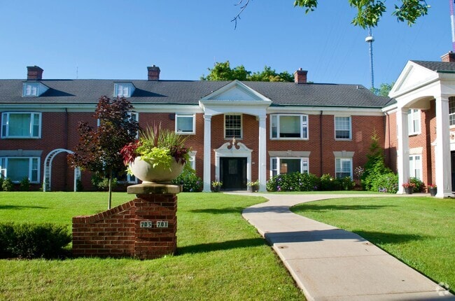 Building Photo - Colonial Court Apartments