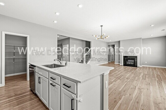 Foto del edificio - 15648 W Rail Dr